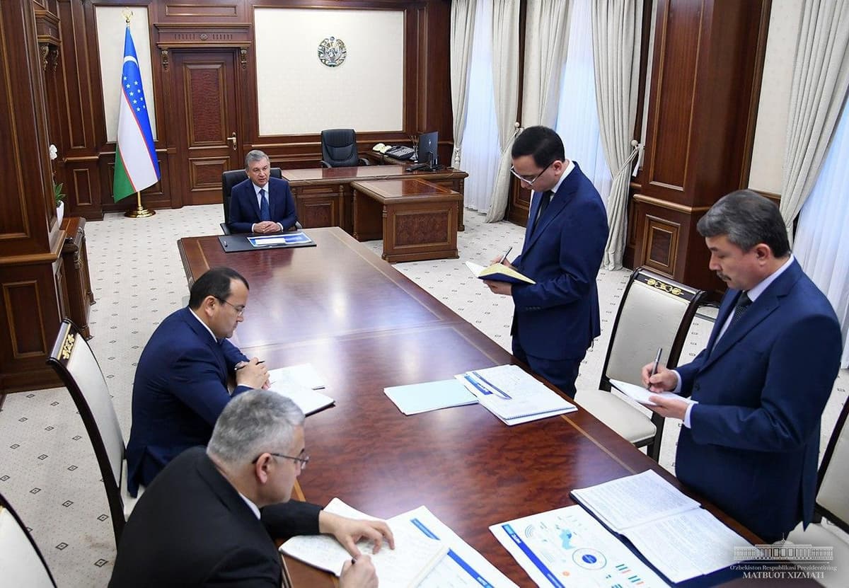 Ruxsat berish va qaror qabul qilish jarayonlarini elektron shaklga o‘tkazish boshlanadi. Mirziyoyev AT sohasi bo‘yicha yig‘ilish o‘tkazdi