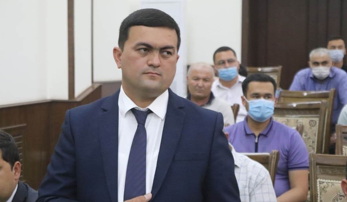 Sirdaryo tumani hokimi o‘rinbosari internetda tarqalgan eski video tufayli ishdan ketdi. U lavozimga tayinlanganiga bir oy bo‘lgandi