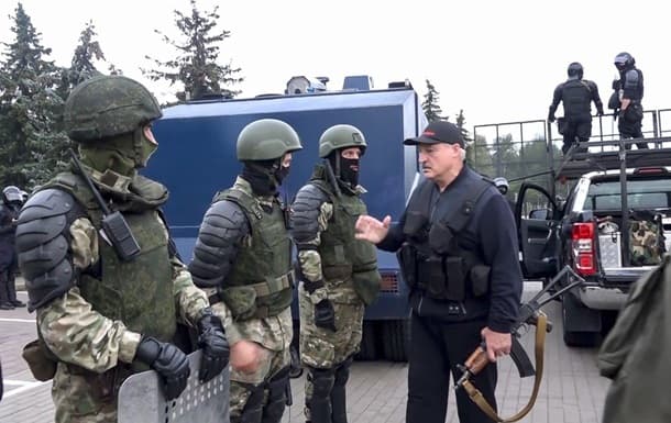 Lukashenkoning Minskdagi tartibsizliklar vaqtidagi avtomati ko‘rgazmaga qo‘yildi