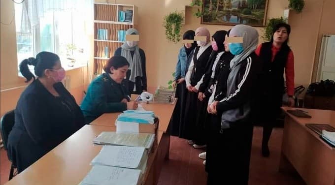 «O‘quvchilarga hijobda emas, ro‘molda kelish mumkinligi tushuntirildi» - Namangan viloyat IIB internetda tarqalgan surat bo‘yicha izoh berdi