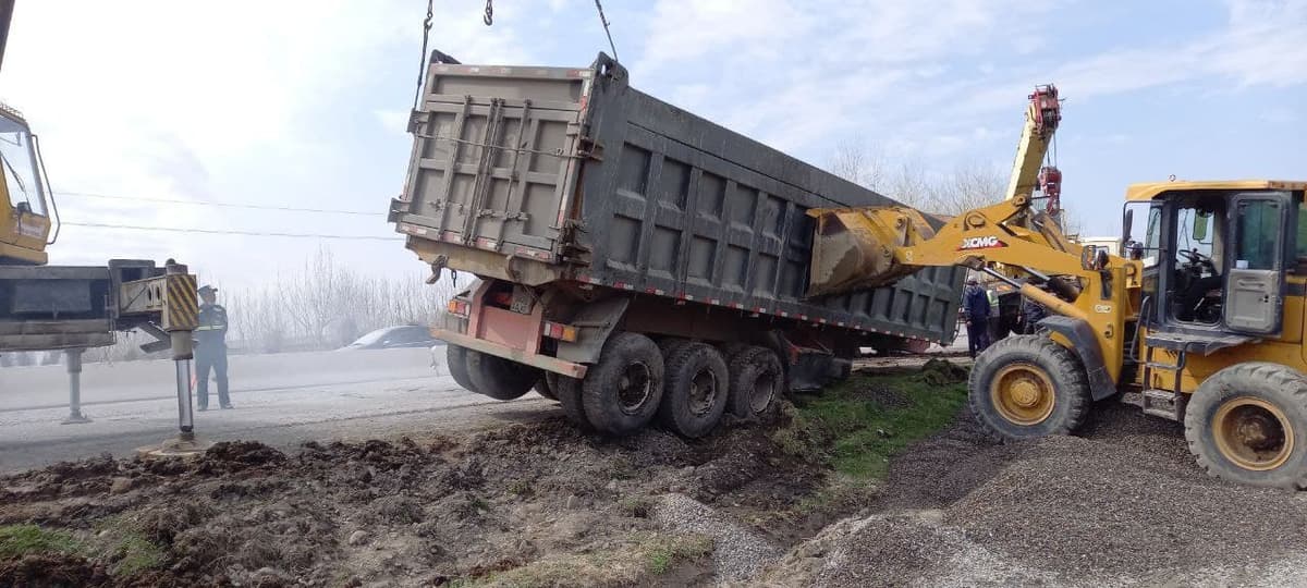 Samarqandda yuk mashinasi tirkamasi bilan birga ag‘darilib ketdi