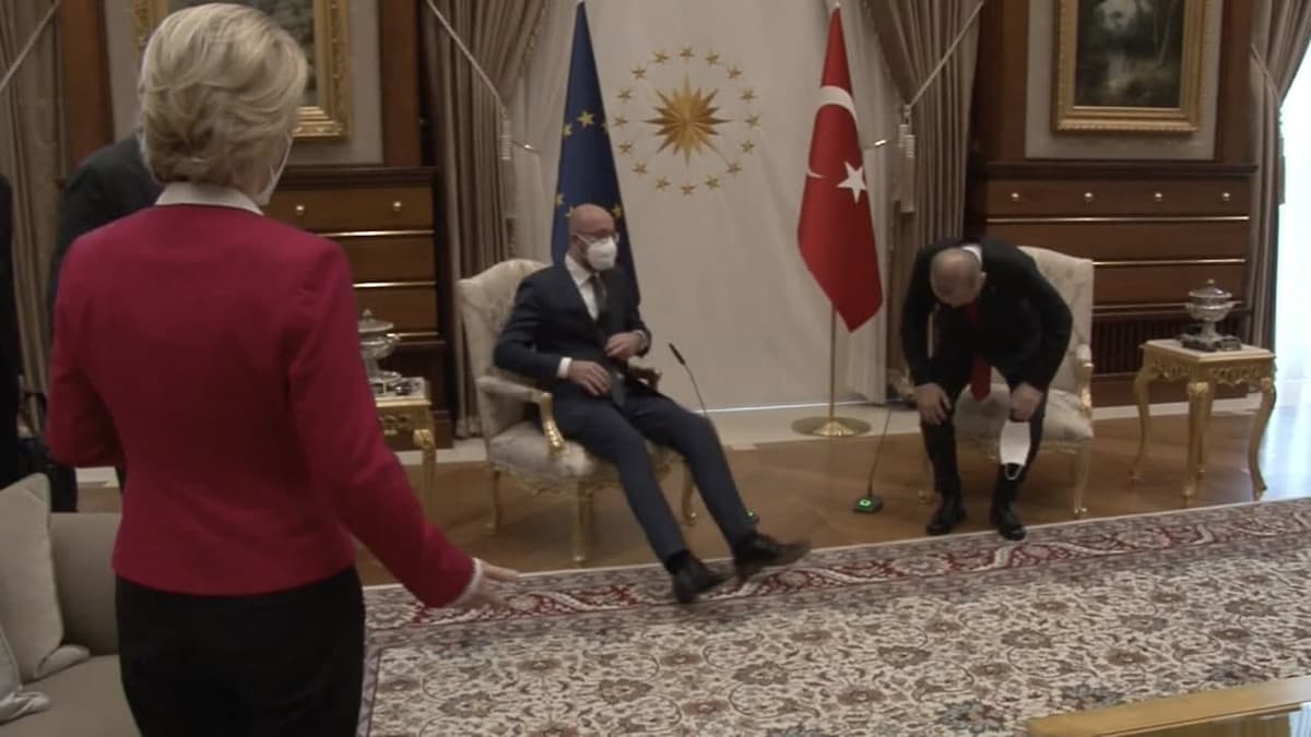 Erdo‘g‘an bilan uchrashuv vaqtida Yevrokomissiya raisiga o‘tirish uchun kursi berilmadi