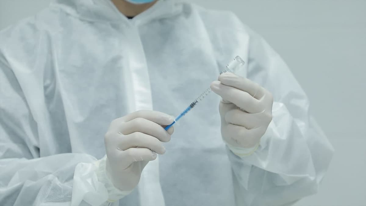 Стало известно, кто первым получит вакцину от COVID-19 в Узбекистане