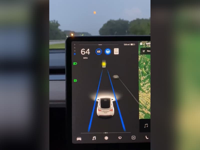 Tesla avtopiloti Oyni svetoforning sariq chirog‘i deb qabul qildi