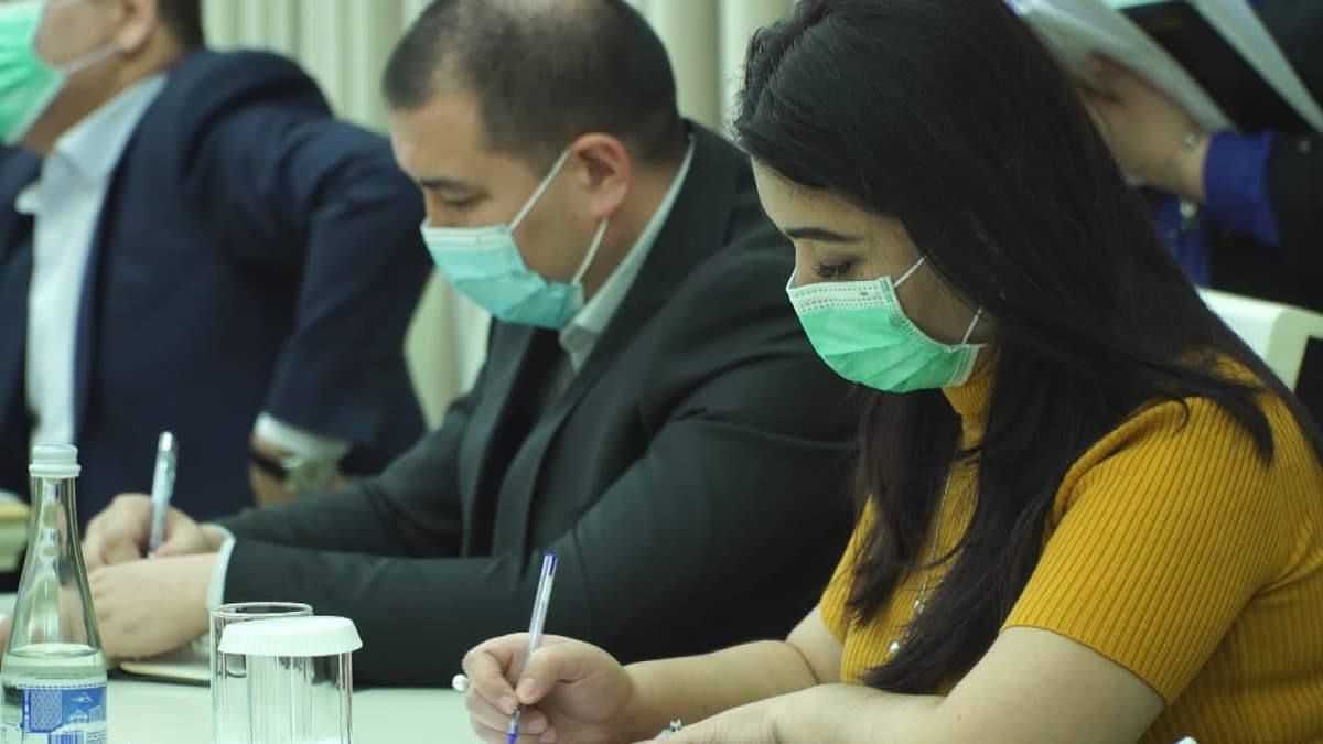 Parlament e'lon qilgan tadbirdan jurnalistlar chiqarib yuborildi. Senat matbuot xizmati bu tadbirga aloqador emasligini bildirdi