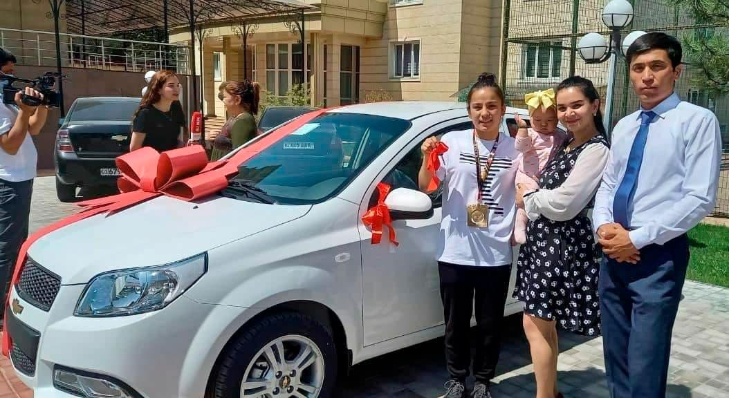 Чемпионке мира по боксу подарили автомобиль