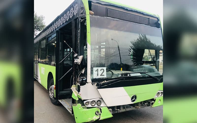 В Ташкенте водитель автобуса снес светофор и врезался в дом