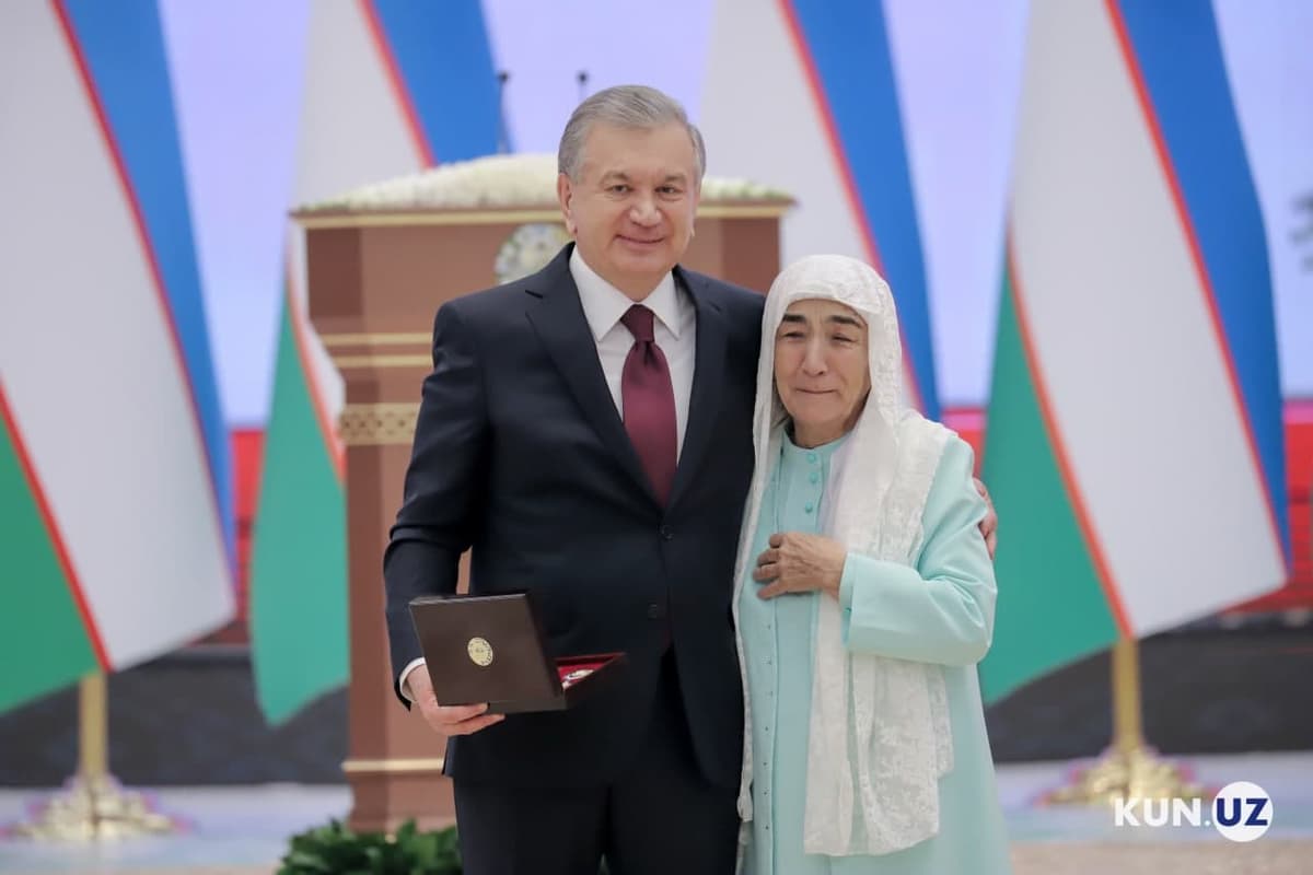 Фотожамланма: Президент Ўзбекистон хотин-қизларига табрик йўллаб, уларнинг бир гуруҳини мукофотлади