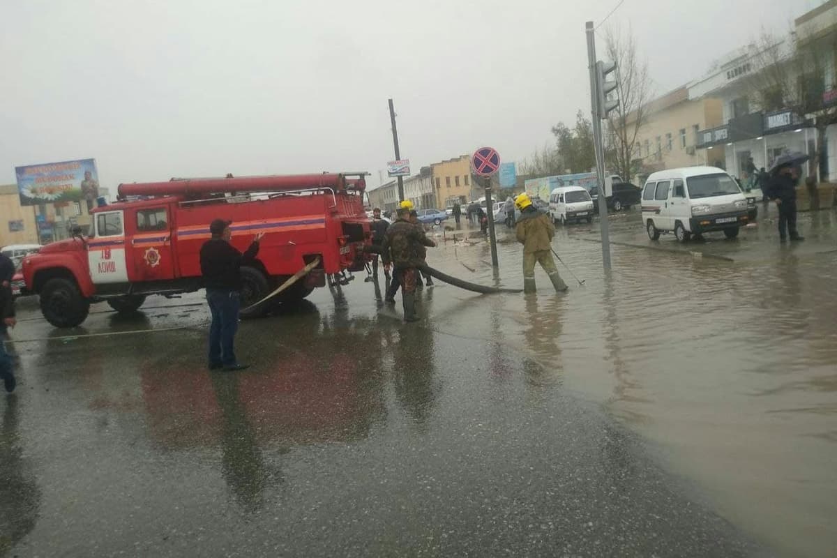 Samarqandda kuchli yomg‘ir tufayli ko‘chalarni yana suv bosdi