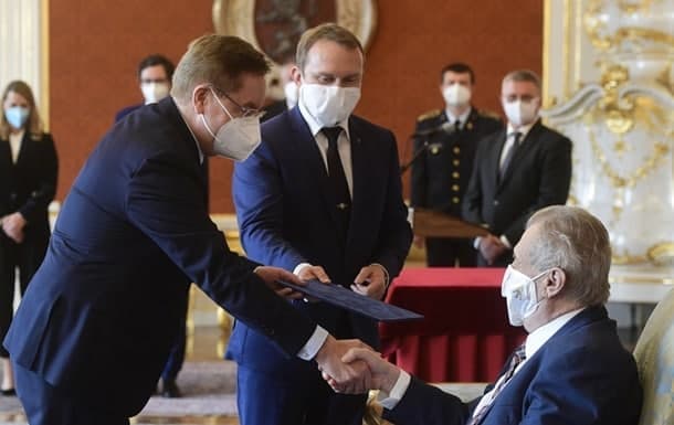 Chexiya prezidenti kasallik tufayli nogironlar aravachasida harakatlana boshladi