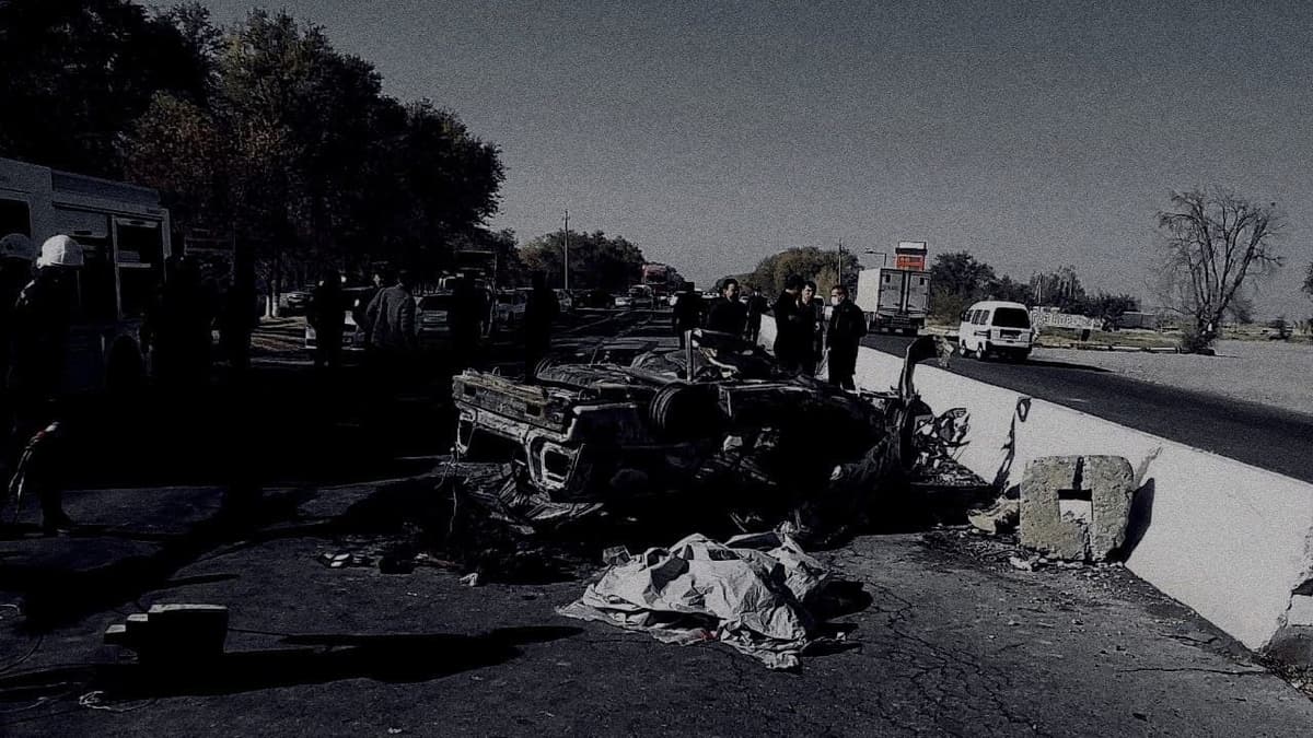 Samarqandda beton to‘siqqa urilib, ag‘darilgan «Neksiya» yonib ketdi. Ikki kishi halok bo‘ldi
