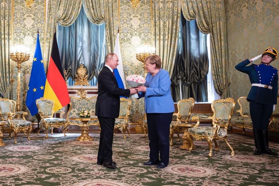 Merkel ketishi arafasida Rossiyaga keldi. U Putin bilan Afg‘oniston, Ukraina va Navalniy haqida gaplashdi