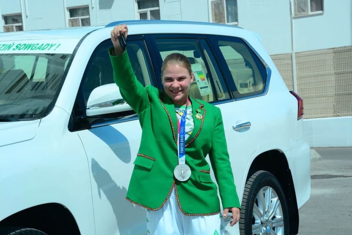 Туркманистон тарихида олимпиада совриндори бўлган илк спортчига Lexus ва квартира совға қилинди