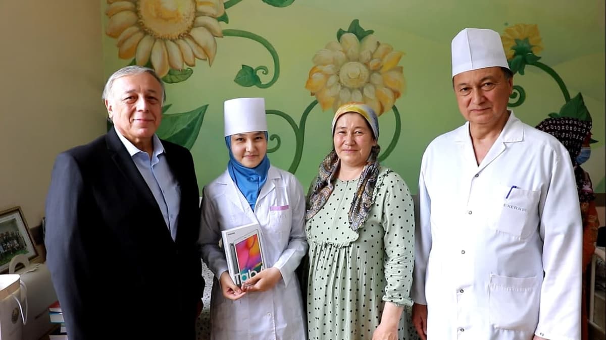 Prezident hisobidan Andijon tibbiyot institutiga o‘qishga qabul qilingan bemor qiz rektor bilan uchrashdi