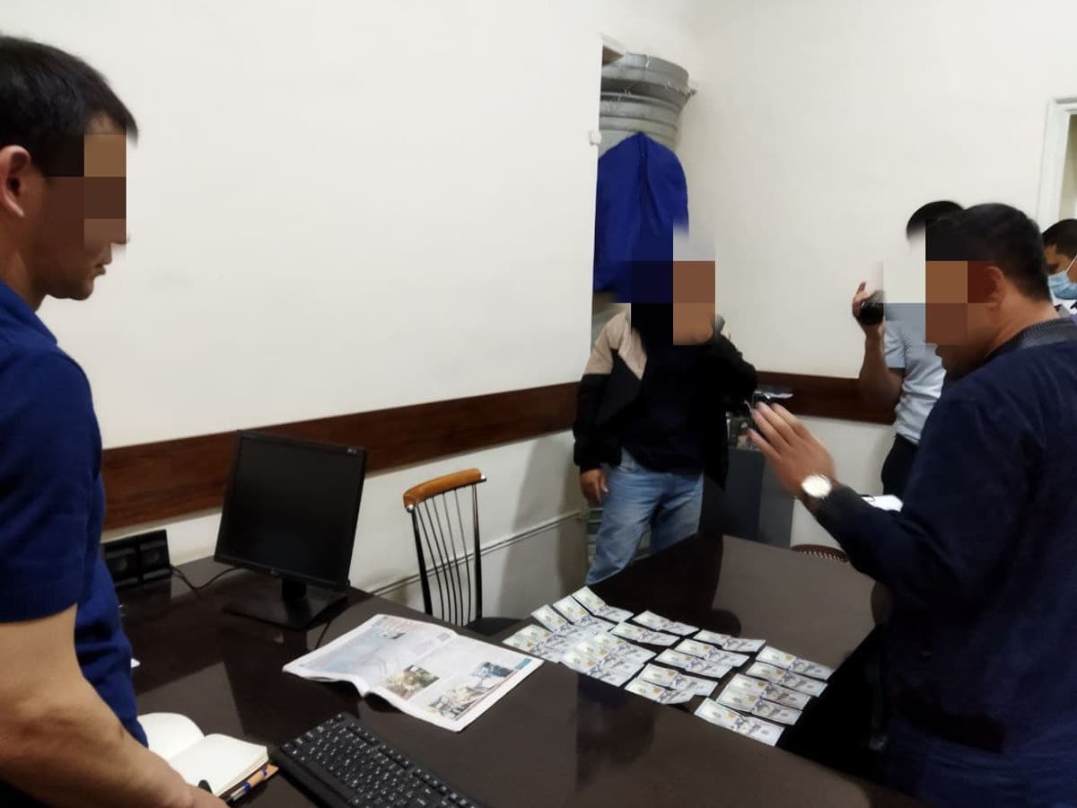 Samarqandda yonidan narkotik chiqqan shaxs IIB xodimiga 2 000 dollar pora berayotganda ushlandi