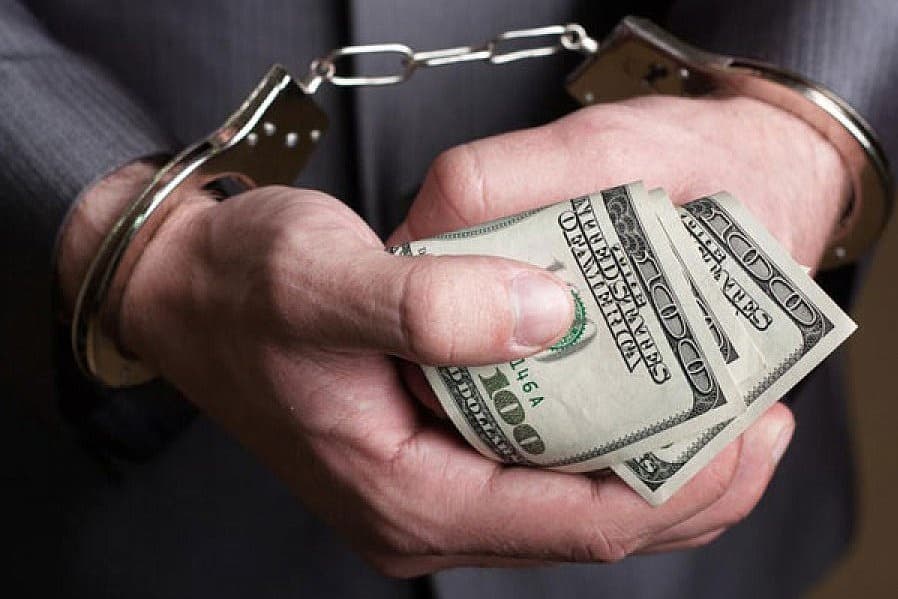 Xorijga chiqish uchun 1200 AQSh dollar evaziga soxta hujjat tayyorlab bermoqchi bo‘lgan shaxs ushlandi