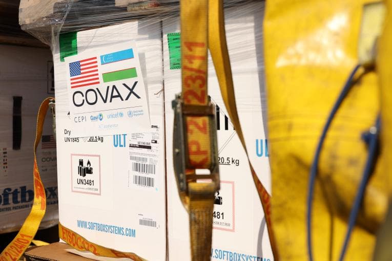 Узбекистан получил морозильные камеры для хранения вакцин Pfizer