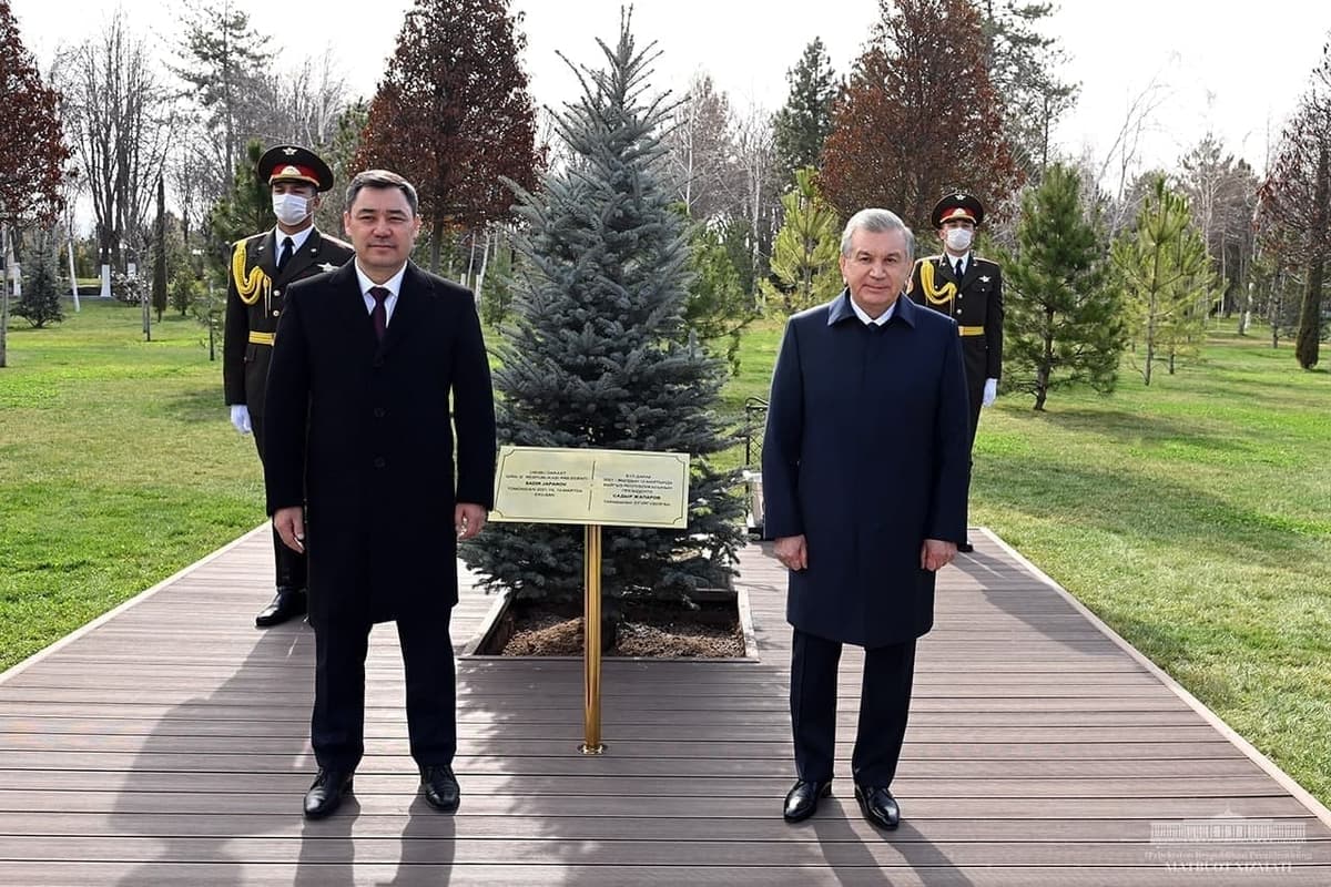 Foto: O‘zbekiston va Qirg‘iziston prezidentlari Ko‘ksaroyda birgalikda ko‘chat ekdi