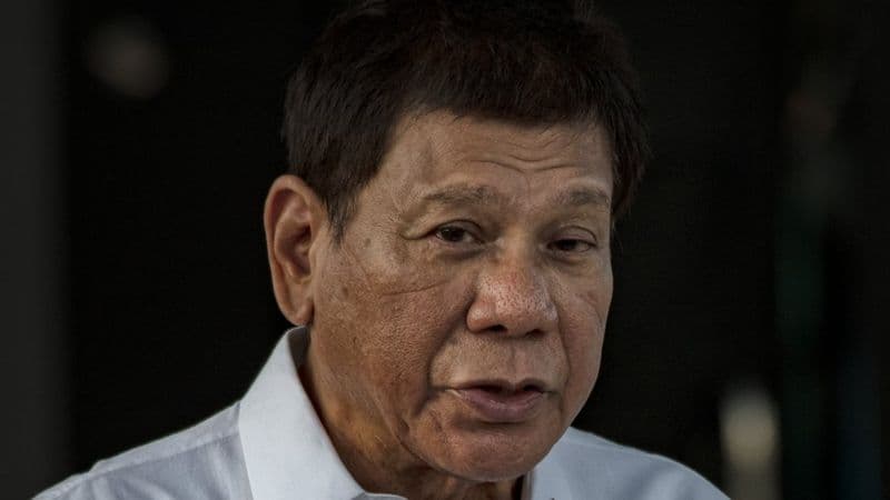 Rodrigo Duterte kutilmaganda siyosatdan ketmoqda. Saylovlarda uning qizi va bokschi Menni Pakyao qatnashadi