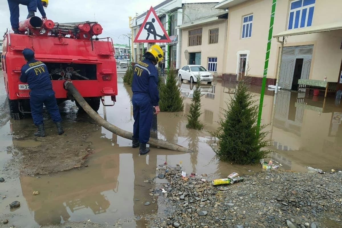 В Самарканде снова затопило улицы из-за проливного дождя