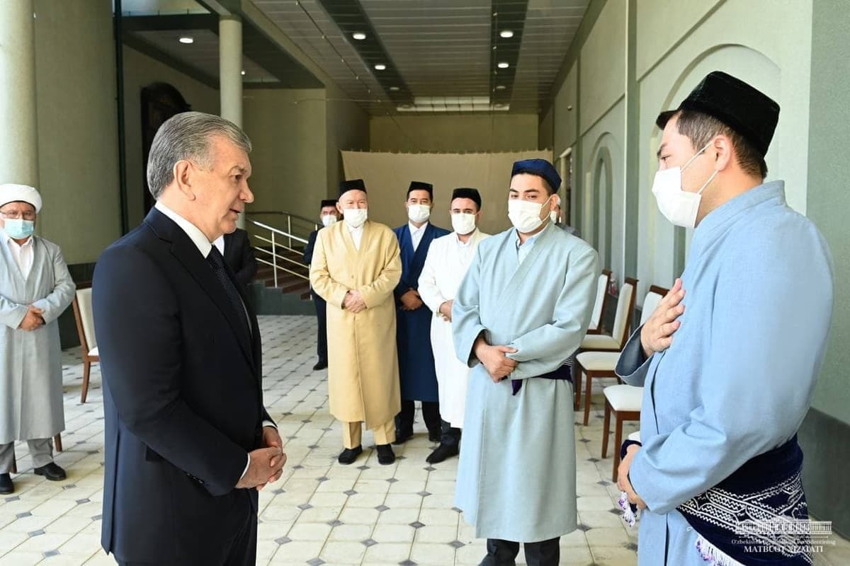 Shavkat Mirziyoyev visits Usmonkhon Alimov’s, expresses condolences to his family