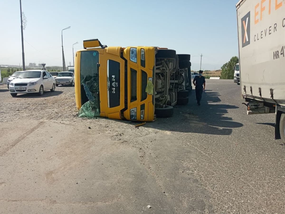 Samarqandda yuk mashinasi ag‘darilib ketdi