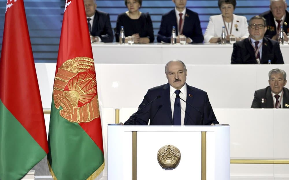 Лукашенко янги конституцияни ваъда қилди. У ваколатларини бўлишишга тайёр, аммо ҳамма нарсани назорат қилишни хоҳламоқда