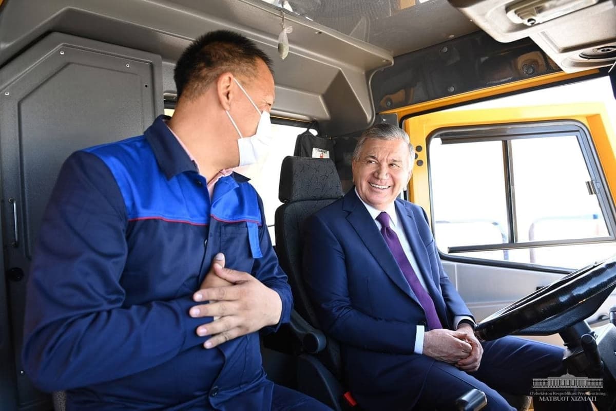 «12-14 mln so‘m oylik, uy-joy qildim, «Malibu» sotib oldim». Prezident «BelAZ» haydovchisi bilan suhbatlashdi