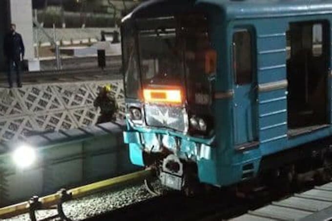 Toshkent metrosida to‘xtab qolgan poyezdga ortdan kelgan poyezd urildi