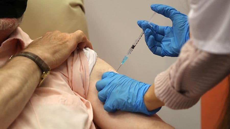 С 1 апреля в Узбекистане начнется вакцинация. Кто из высокопоставленных чиновников публично привьется первым?