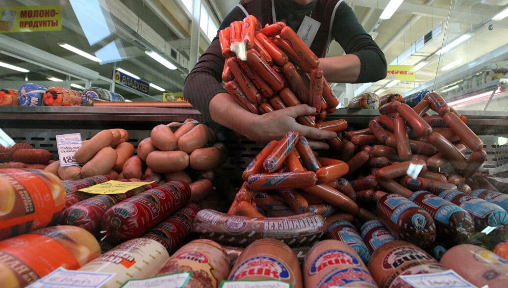 Онколог считает, что колбаса может быть вреднее сигарет
