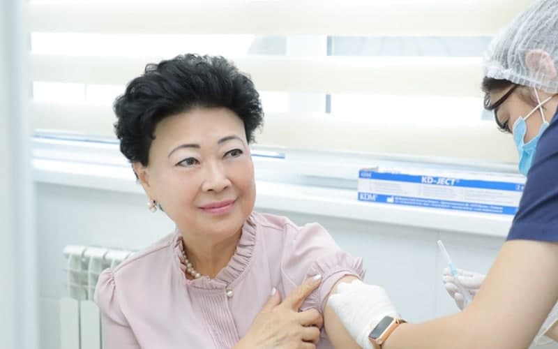 Agrippina Shin receives coronavirus vaccine