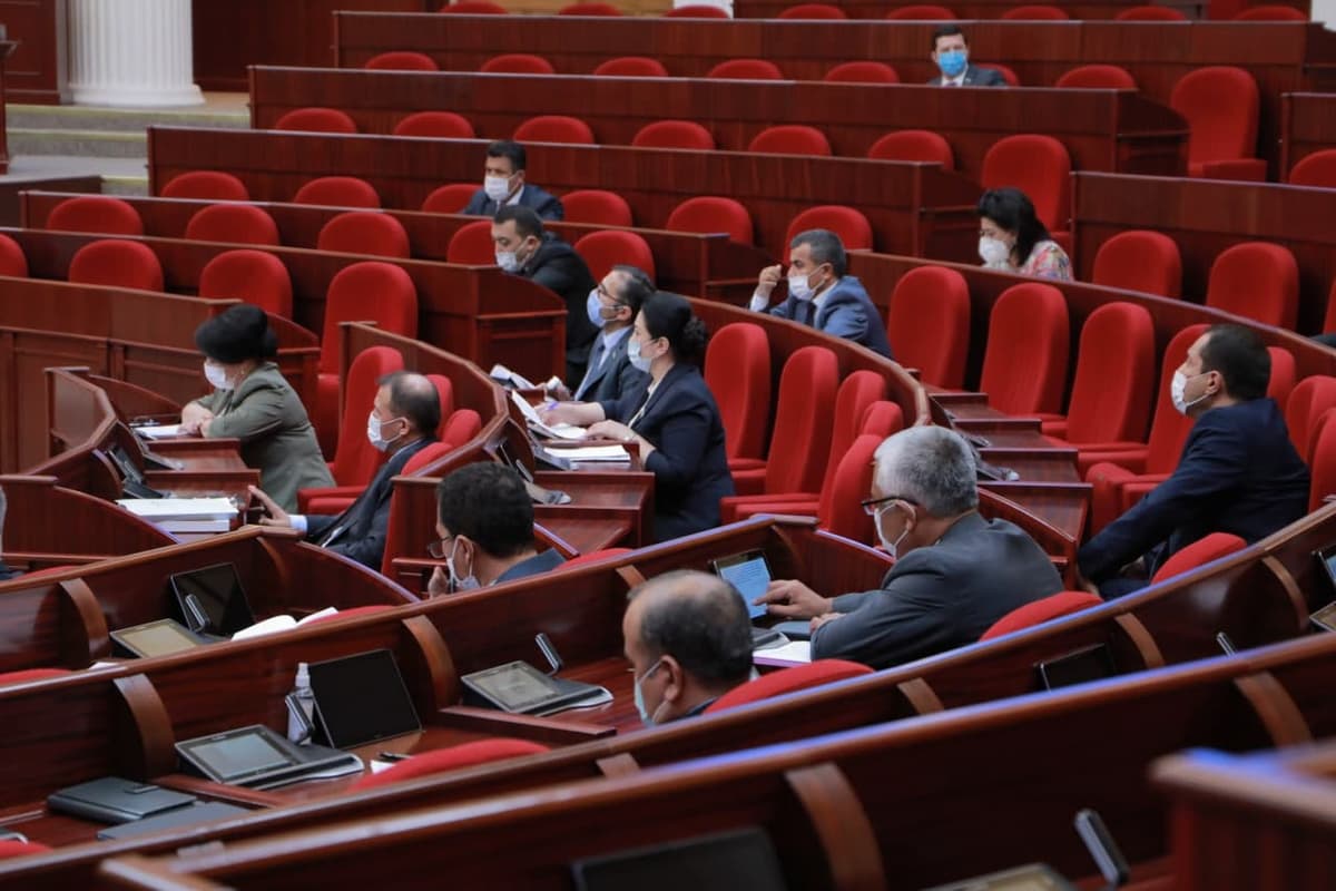 Узбекистанцы под угрозой отстранения от работы за отказ от вакцинации. Законопроект одобрен депутатами