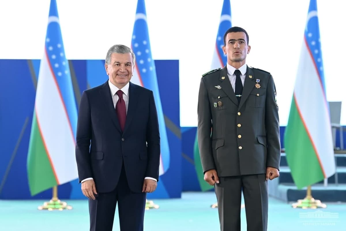 Foto: Shavkat Mirziyoyev faol yoshlarni orden va medallar bilan taqdirladi