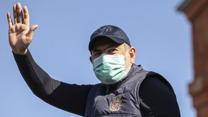 Pashinyan iste'fo berdi. Lekin u butunlay ketmoqchi emas