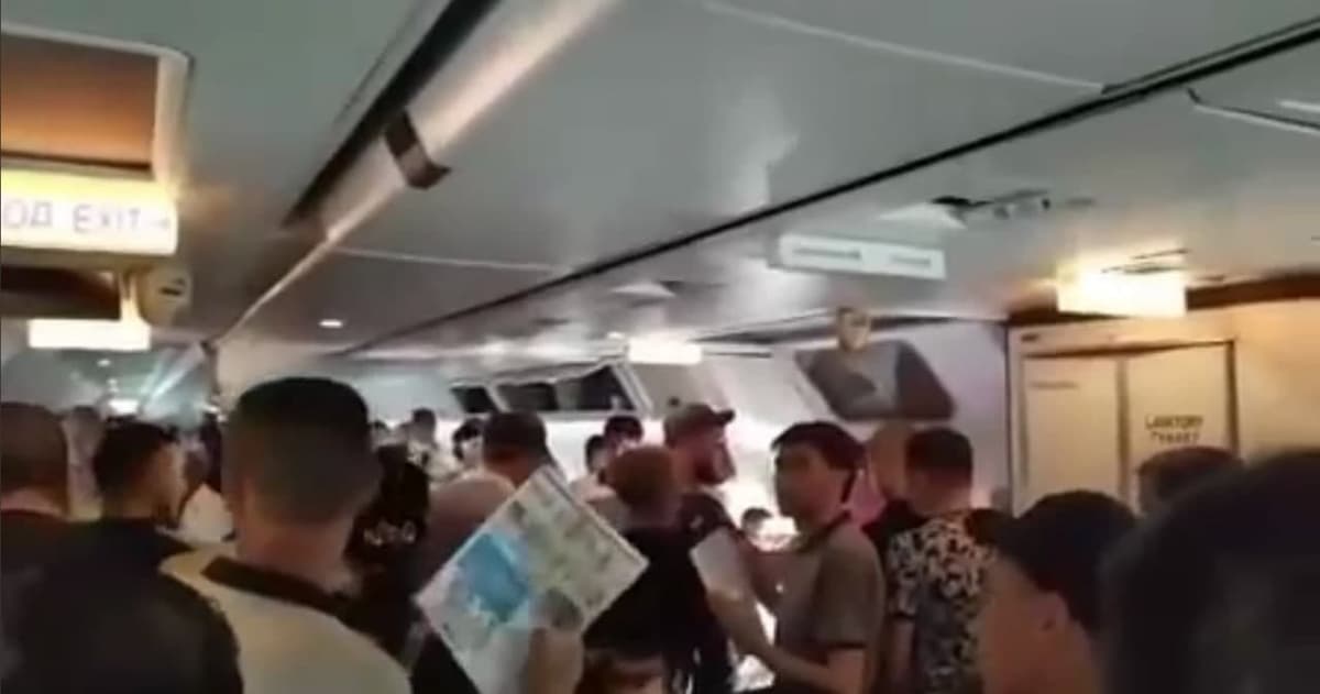 Qarshi aeroportida yo‘lovchilar bortda qolib ketishdi. Samolyotda issiq tufayli texnik nosozlik ro‘y bergani ma'lum qilindi