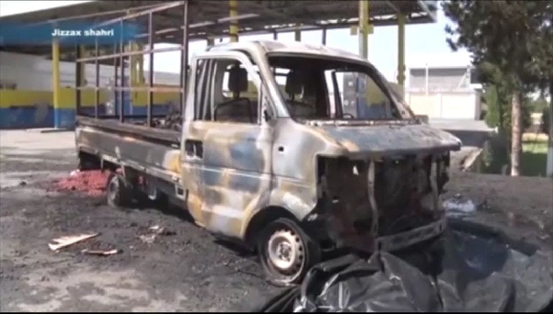 Jizzaxdagi gaz quyish shoxobchasida kichik yuk mashinasi yonib ketdi