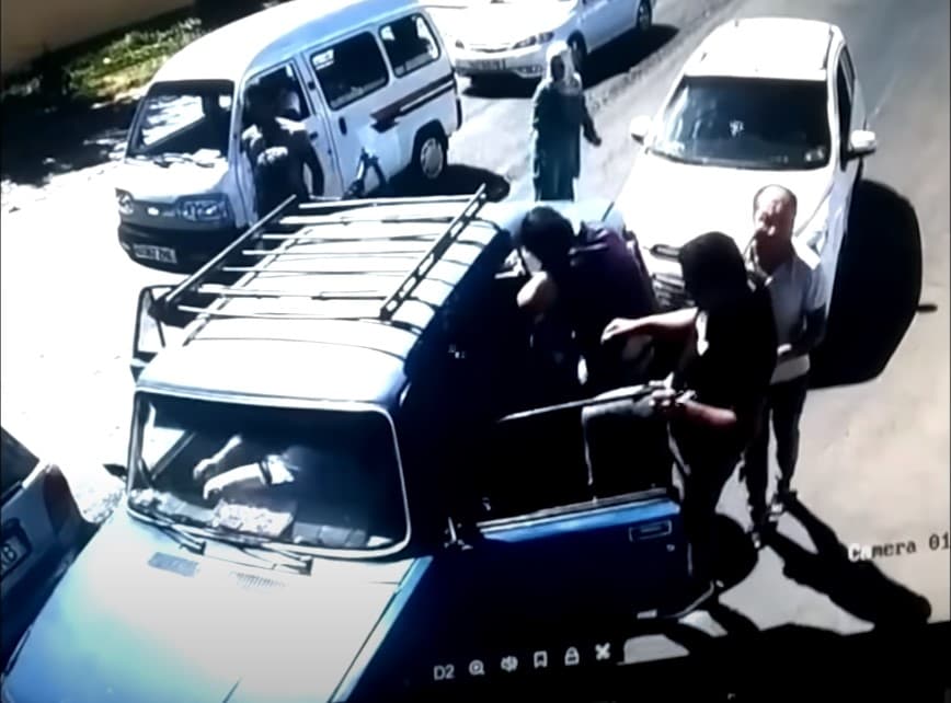 Тошкентда 3та машинанинг ўзаро тўқнашувидан кейин ҳайдовчилар орасида муштлашув юз берди