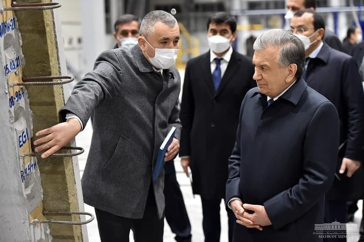 Shavkat Mirziyoyev Yuqori Chirchiqdagi qurilish materiallari klasteri bilan tanishdi