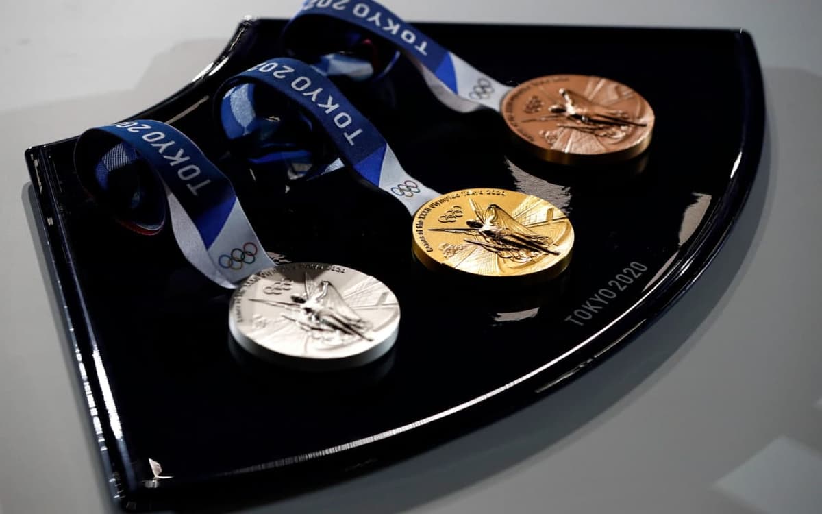Tokio Olimpiadasida sportchilar medallarni o‘z bo‘ynilariga o‘zlari taqadilar