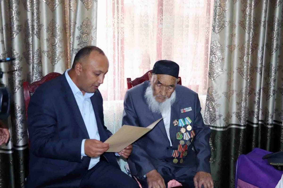 Qashqadaryo viloyatida 2-jahon urushi qatnashchilariga Prezident sovg‘asi topshirilmoqda