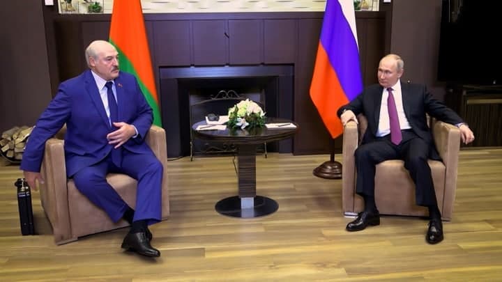 Lukashenko Putin bilan uchrashuvga olib borgan chemodanida nima bo‘lganini aytdi