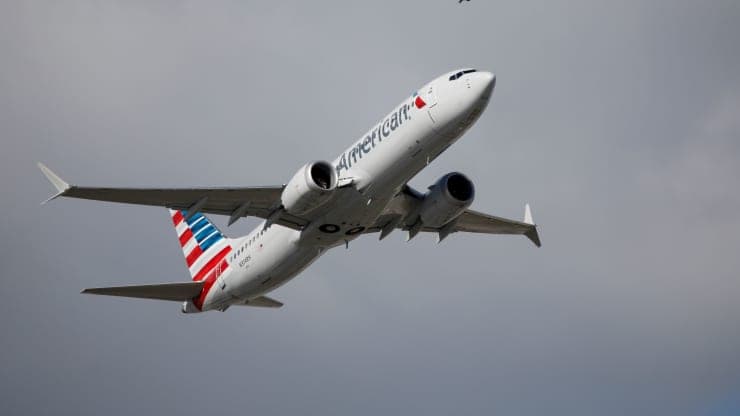 American Airlines учувчилардан ёнилғини тежашни сўради