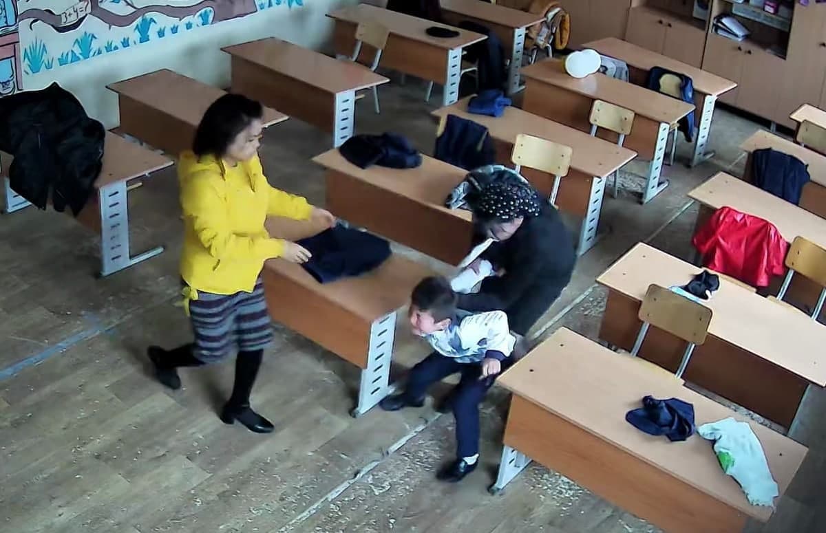 Asakadagi maktabda o‘qituvchi ona o‘quvchi o‘g‘lini urgani tasvirlari tarqaldi. Tuman XTB munosabat bildirdi