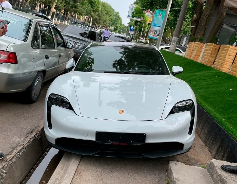 Toshkentda boshqaruvni yo‘qotib, yo‘ldan chiqib ketib qolgan “Porsche” omadli tarzda talafotdan qutulib qoldi