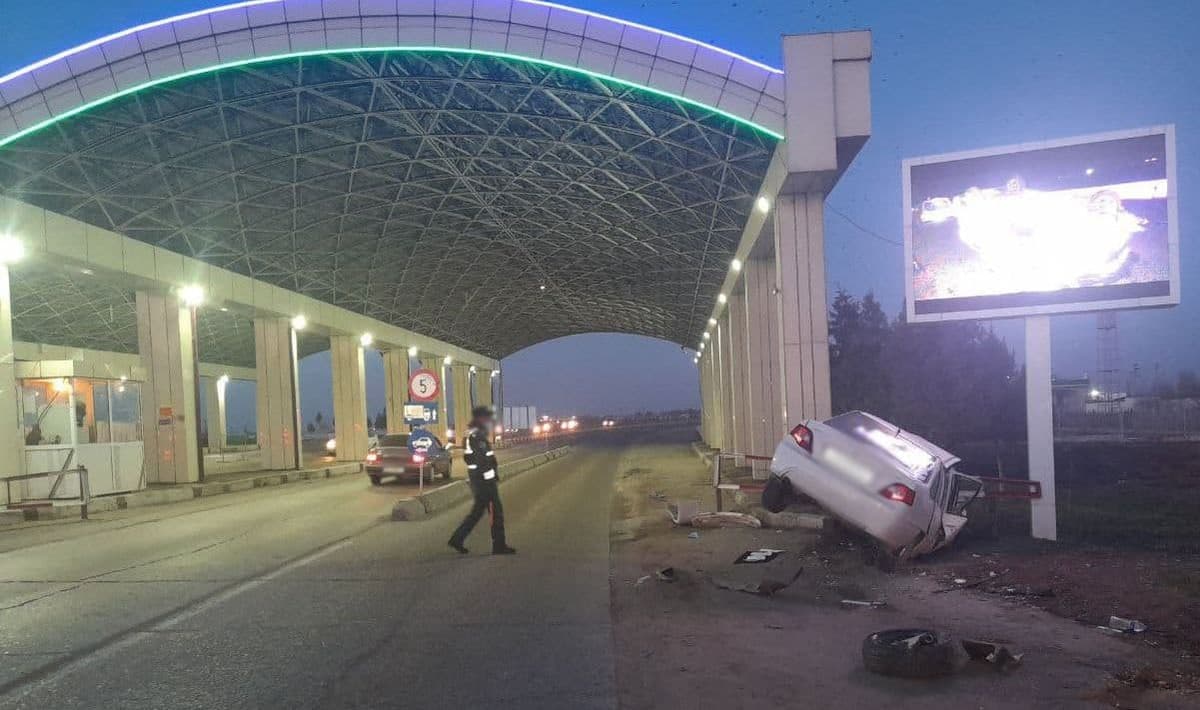 Samarqanddan olib qochilgan «Nexia-2» Sirdaryoda beton to‘siqqa urildi