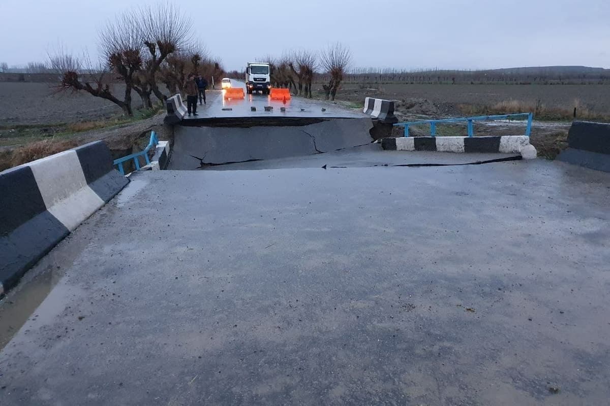 Kuchli yomg‘ir Paxtachidagi ko‘prikka zarar yetkazdi. Tumanning asosiy yo‘llari yopilib qoldi