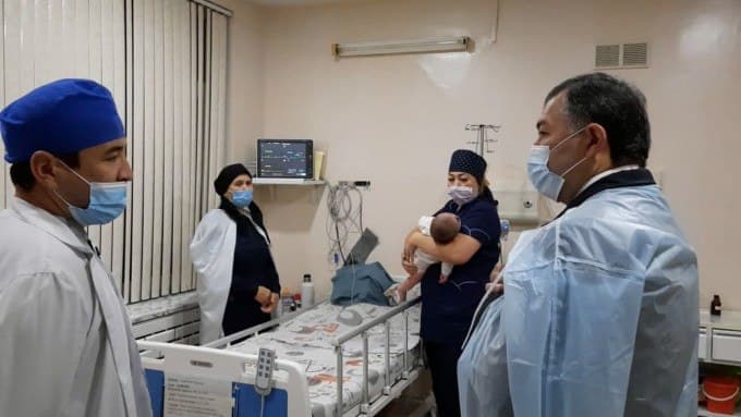 Янги соғлиқни сақлаш вазири тунда Тошкент шифохоналаридаги вазиятни ўрганди