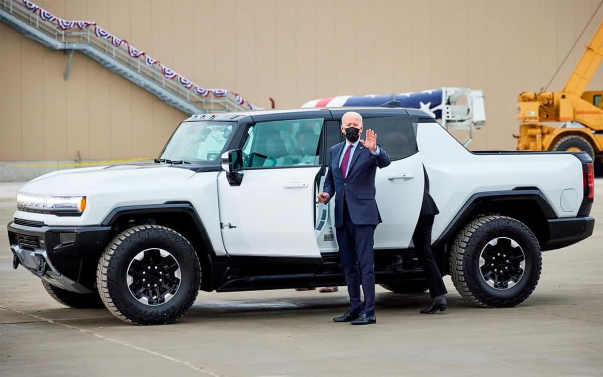 Жо Байден янги электрон Hummer'ни ҳайдаб кўрди (видео)