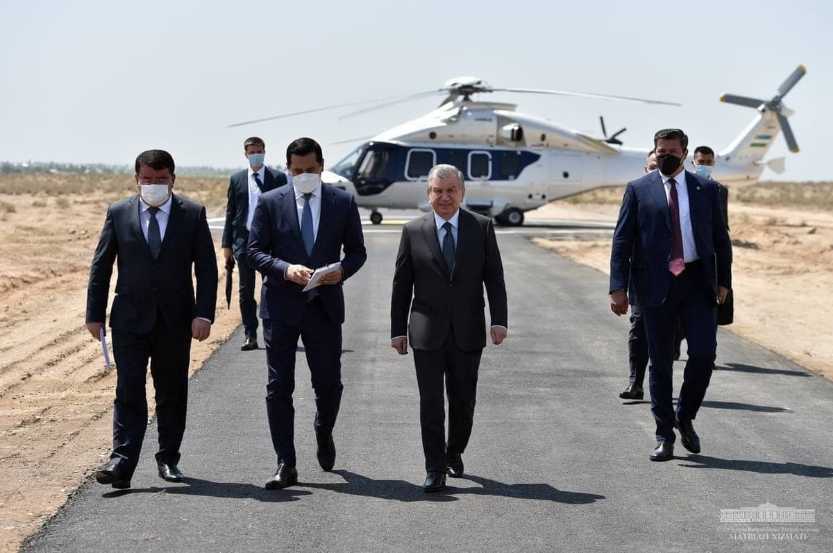 Shavkat Mirziyoyev presses symbolic button to start the construction of Sherabad solar power plant